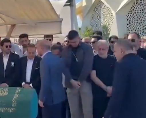 Bu görüntüler sosyal medyada çok konuşuldu: Egemen Bağış'a cenazede Bilal Erdoğan şoku