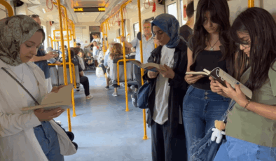 Liseliler metroda kitap okuyup farkındalık oluşturdu