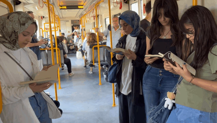 Liseliler metroda kitap okuyup farkındalık oluşturdu