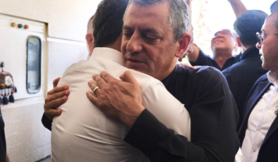 Özel'i karşılarken ayaklarına zincir vurdular