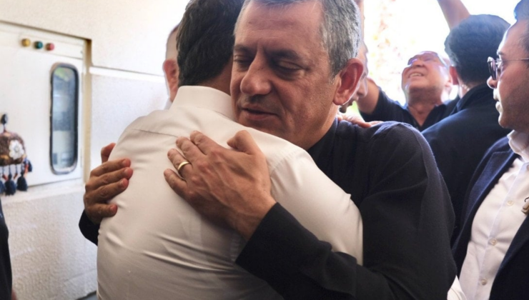 Özel'i karşılarken ayaklarına zincir vurdular