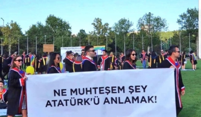 ODTÜ mezuniyetine '19 Mart' ve 'diploma' pankartları damga vurdu