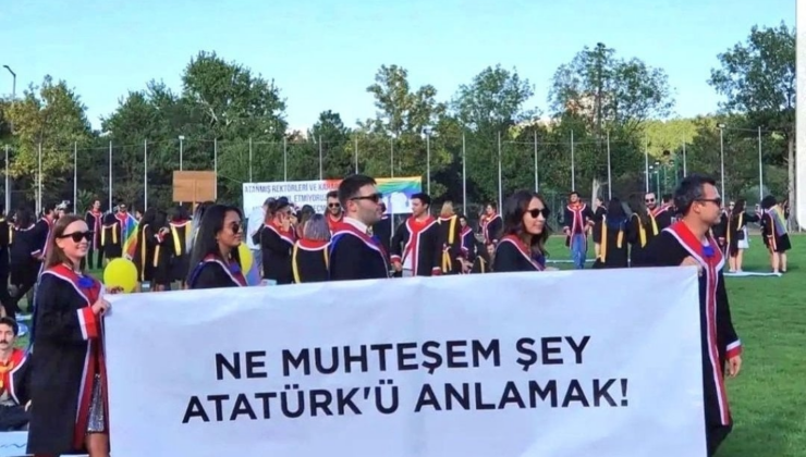 ODTÜ mezuniyetine '19 Mart' ve 'diploma' pankartları damga vurdu