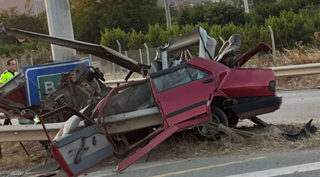 Bariyerlere çarpan otomobilin sürücüsü öldü