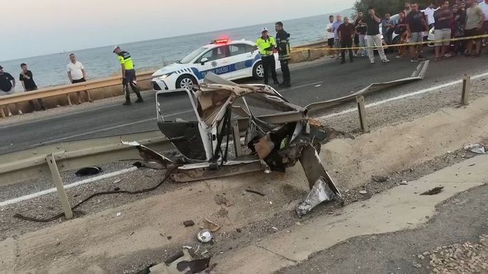 Otomobil ikiye bölündü! 1 ölü, 1 yaralı