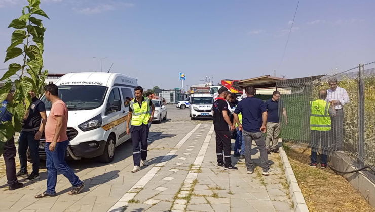 Raylardan geçerken yolcu treni çarptı, feci şekilde öldü