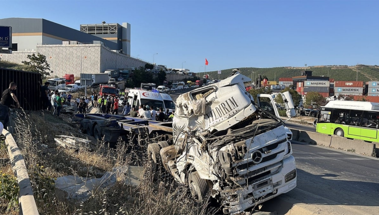 2 otomobil ile TIR çarpıştı, ortalık savaş alanına döndü: Çok sayıda ölü var