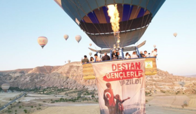 Kapadokya'da balonlar 15 Temmuz'da Türk bayraklarıyla havalandı