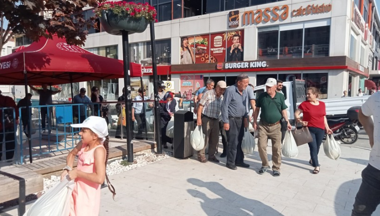 Tarlada 1, markette 10 lira! Belediyeden market fiyatlarına isyan: 50 ton karpuz bedava dağıtıldı
