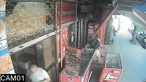 Dondurma çalarken yakalandı, geri verip tekrar çaldı