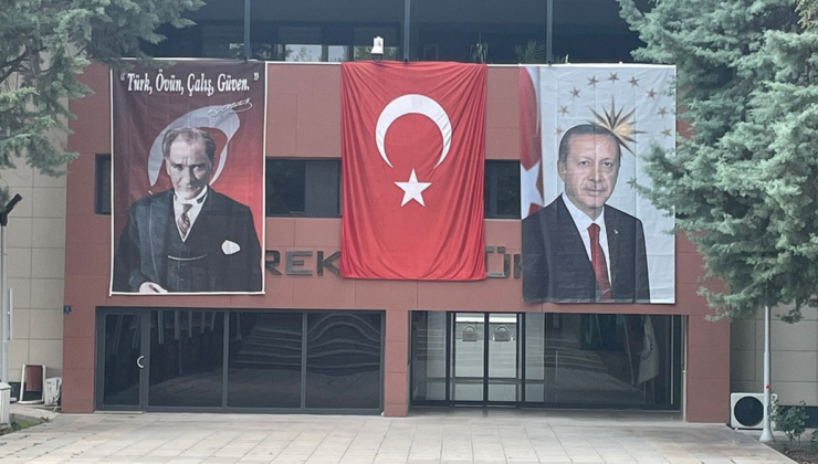 Atatürk’ü yok sayan devlet kurumlarına üniversiteden anlamlı yanıt