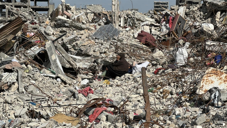 İsrail'in Gazze'deki saldırısında enkazda kalan aynı aileden 14 kişiye ulaşılmaya çalışılıyor
