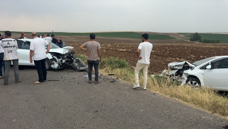 Diyarbakır'da otomobiller kafa kafaya çarpıştı:  1’i ağır 5 yaralı