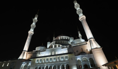 90 bin camide 15 Temmuz şehitleri için sela okundu