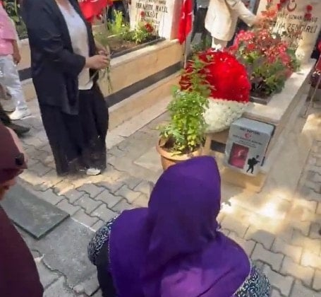 Şehit annesi AKP’li ve MHP’li yöneticileri şehitlikten kovdu