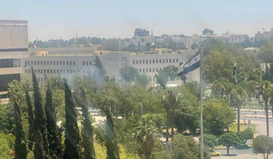 İşgalci İsrail ordusu Şamda Genelkurmay Başkanlığının girişine hava saldırısı düzenledi