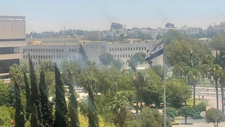 İşgalci İsrail ordusu Şamda Genelkurmay Başkanlığının girişine hava saldırısı düzenledi