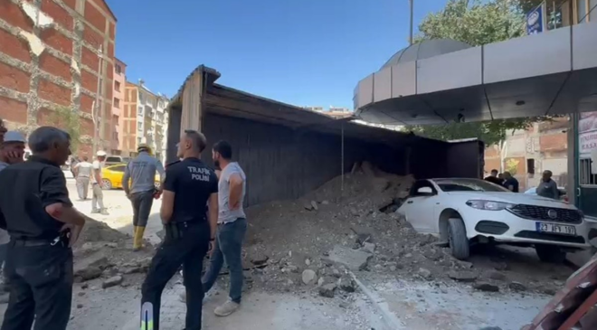 Hafriyat boşaltan kamyon, park halindeki otomobilin üstüne devrildi