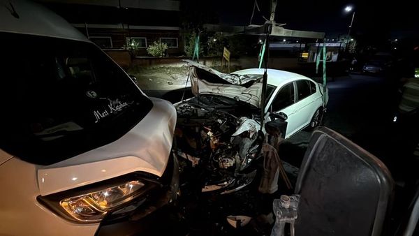 Gebze'de servis minibüsü ile otomobil çarpıştı: 10 yaralı