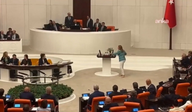 Meclis kürsüsüne neden çıplak ayakla çıktı?
