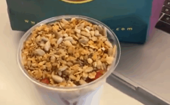 Dev kahve zincirinde 'kurt' skandalı! Granola yerken fark etti