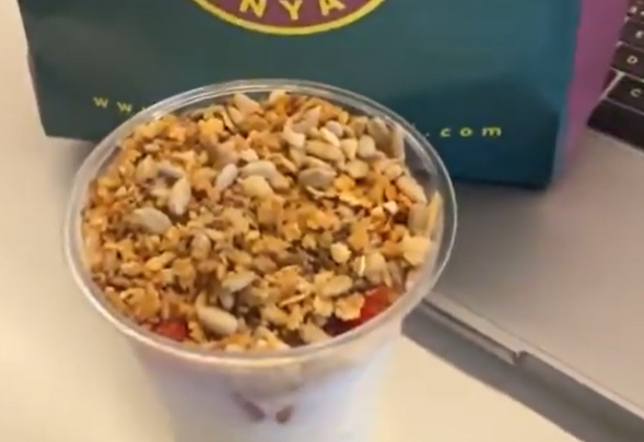 Dev kahve zincirinde 'kurt' skandalı! Granola yerken fark etti