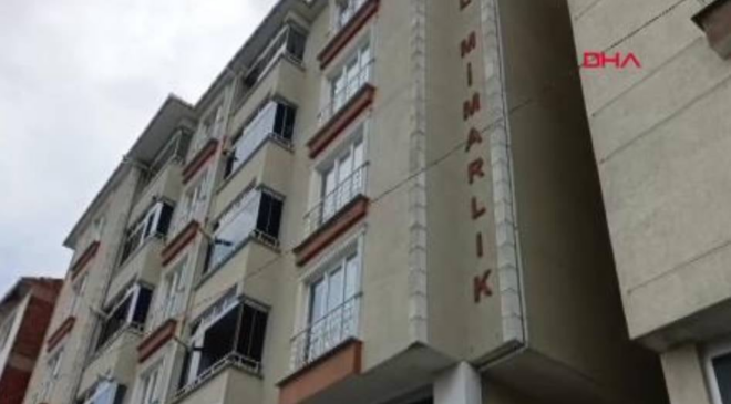 Boşanma aşamasındaki eşini boğazından bıçakladı