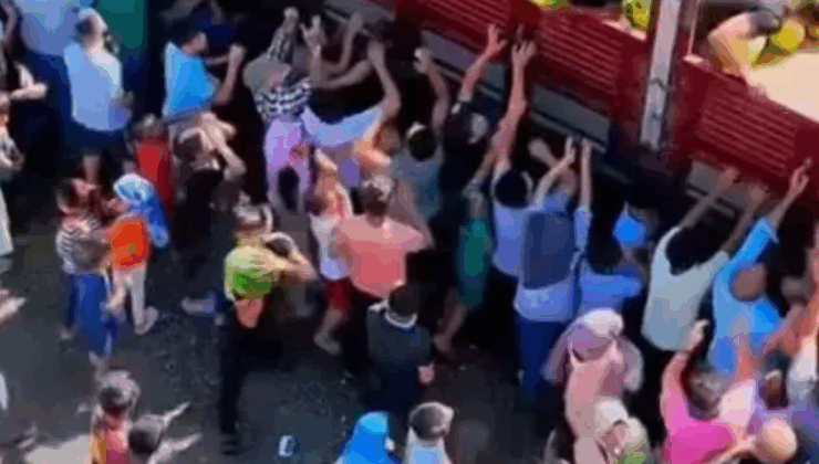 Yarım saatte tükendi: Cuma çıkışı 15 tonunu ücretsiz dağıttı
