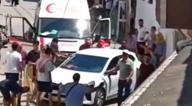 Ambulansa park halindeki otomobil engeli