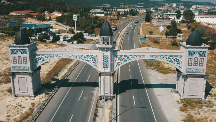 30 bin nüfuslu ilçeye altın varaklı kapı