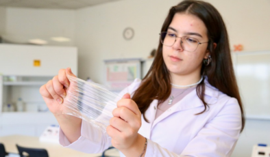 Hedefi dünya çapında başarı: Lise öğrencisi Elif Berra Demir kutup sularında biyoplastik projesini test etti