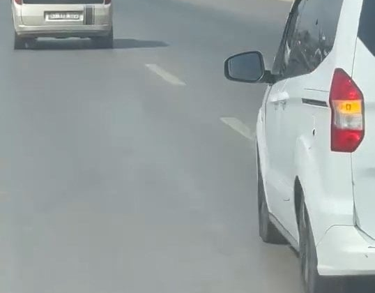 Korna ve siren seslerine aldırmadı, hasta taşıyan ambulansa yol vermedi