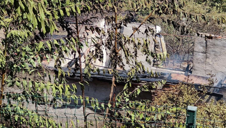 Sultangazi'de yangın: İki ev kullanılmaz halde