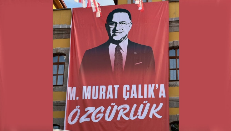 Trabzon mitinginin yapılacağı meydanda dikkat çeken afiş