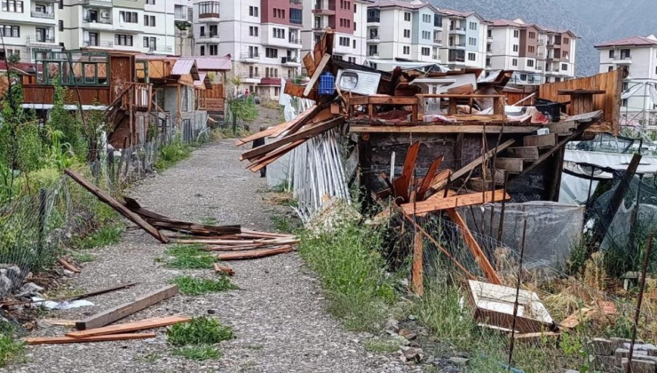 Artvin'de fırtına çatıları uçurdu