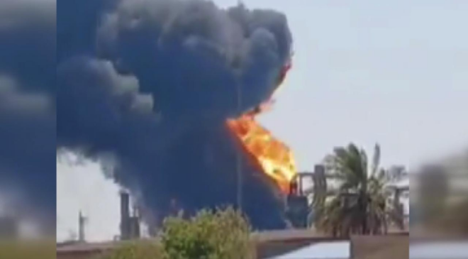 İran'ın güneybatısındaki Abadan petrol rafinerisinde yangın
