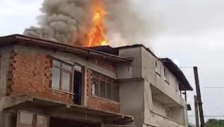 Eve düşen yıldırım yangın çıkardı