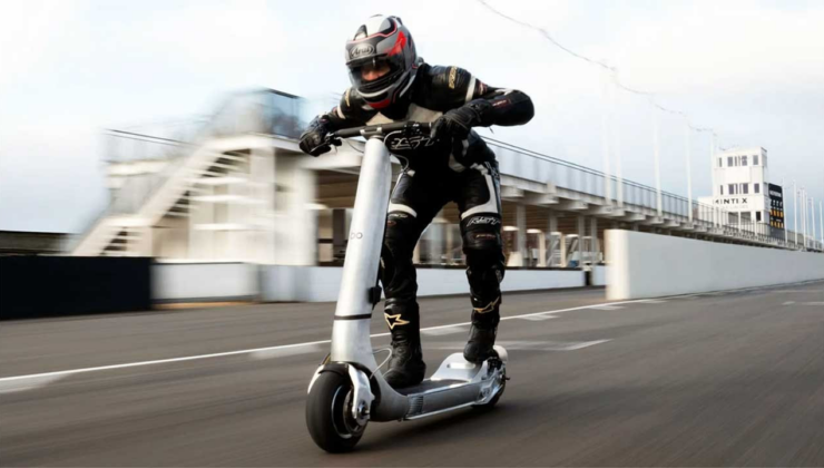Dünyanın en hızlı elektrikli scooter’ı tanıtıldı. Otomobile kafa tutuyor, fiyatı dudak uçuklatıyor!