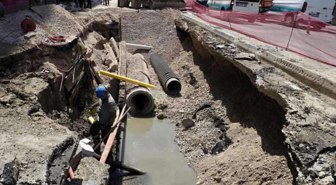 İzmir'de doğal gaz borusunda patlama: Cadde trafiğe kapatıldı