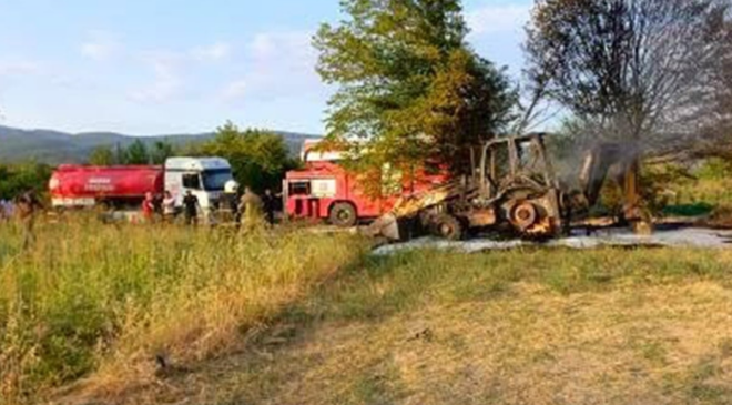 Tarlada ağaç sökümü yapan iş makinesi küle döndü