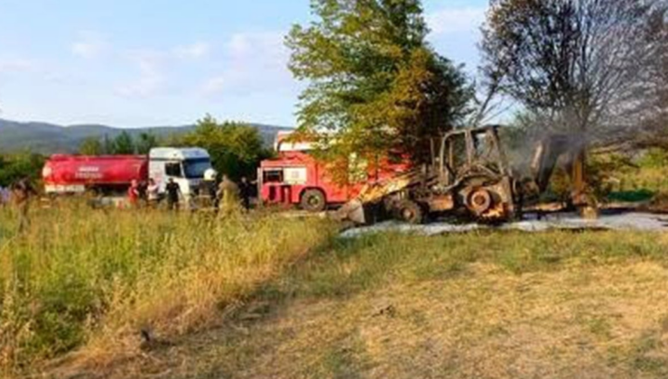 Tarlada ağaç sökümü yapan iş makinesi küle döndü