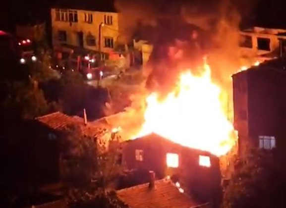 4 gecekondu alevlere teslim oldu