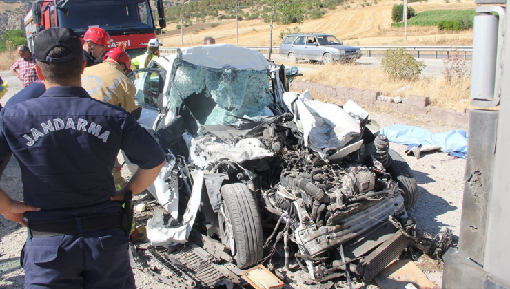 Manisa'da feci kaza: Tıra arkadan çarpan otomobildeki baba ve 3 çocuğu öldü