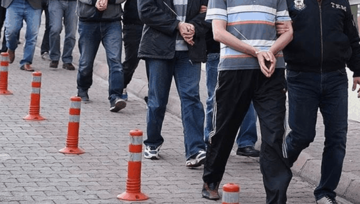 Osmaniye'de 2 iş yerini kurşunladıkları iddiasıyla yakalanan 3 zanlı tutuklandı