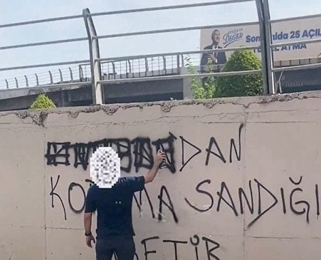 Eli boyalı bu adamlar polis ise durum çok vahim