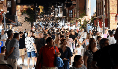 Antalya'ya 1 günde 102 bin 6 yabancı turist geldi