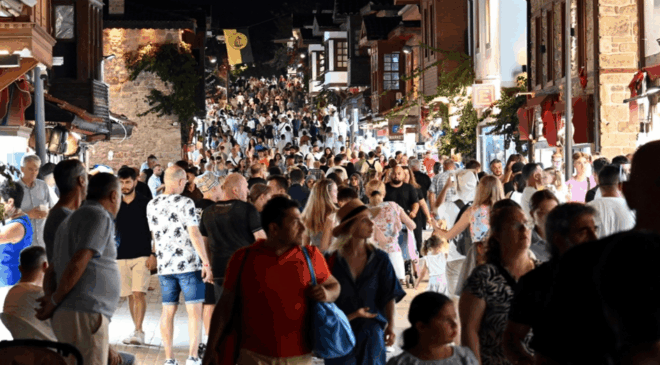 Antalya'ya 1 günde 102 bin 6 yabancı turist geldi
