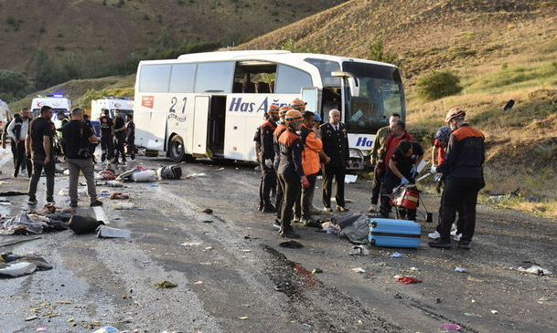 Yolcu otobüsü devrildi: 3 ölü, 24 yaralı