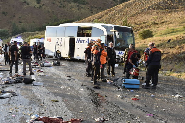 Yolcu otobüsü devrildi: 3 ölü, 24 yaralı