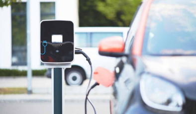 5 dakikada 400 KM şarj etti, benzinliyi solladı! Elektrikli araç meydan okuyor